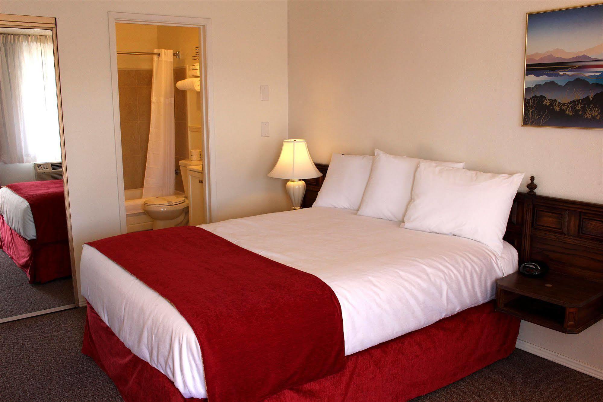 Sovana Inn Медфорд Екстериор снимка