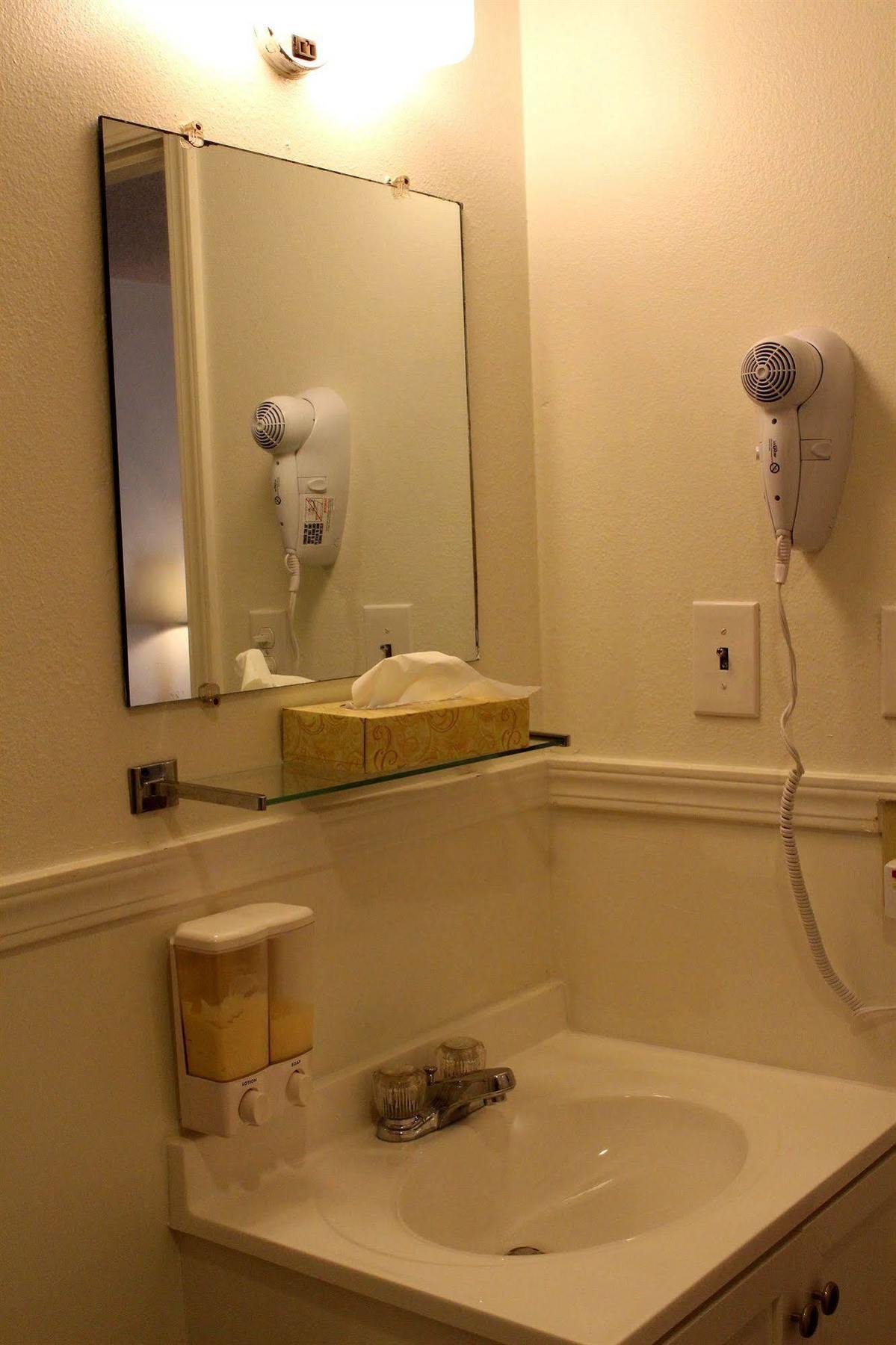 Sovana Inn Медфорд Екстериор снимка